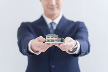 不動産業者のビジネスマン（白背景・白バック）
