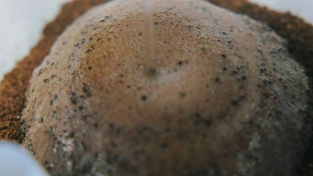 Hand drip coffee is brewed and the powder is swollen コーヒーを淹れる ハンドドリップ