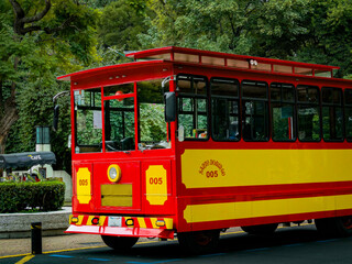 Bonito autobús rojo y amarillo en un parque, listo para llevar gente a pasear en la ciudad de México