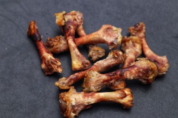 Many chicken bones were scattered and piled up.