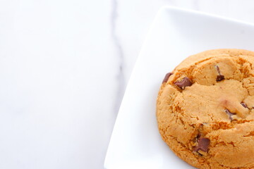 白い皿の上のチョコチップクッキー