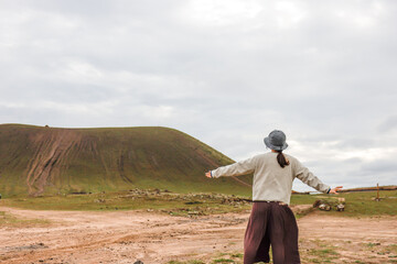 旅行を楽しむ女性