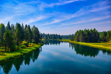 2024-09-09 THE DESCHUTES RIVER RUNNING THROUGH SUNRIVER OREGON WITH A BEAUTIFUL REFLECTION IN THE RIVER