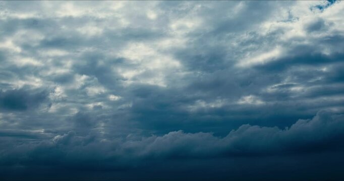 雲の動きは見ていて飽きません。タイムラプスで撮ると生き物のよう