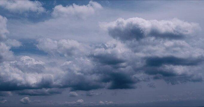 雲の動きは見ていて飽きません。タイムラプスで撮ると生き物のよう