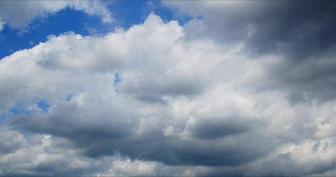 雲の動きは見ていて飽きません。タイムラプスで撮ると生き物のよう