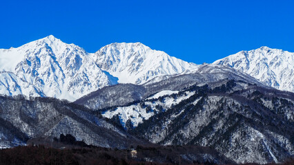 Fototapeta premium 晴れた日の冬の北アルプス 山並み 長野県白馬村
