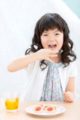 お菓子を食べる女の子