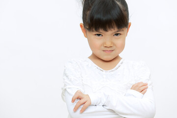 腕組みをして怒る女の子