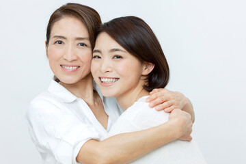 娘を抱きしめる母親