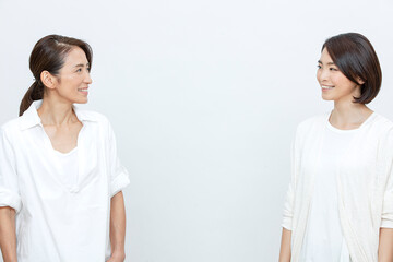 見つめ合う母親と娘のポートレート