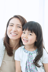 笑顔で寄り添う祖母と孫