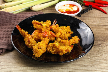 Golden deep prawn tempura wuth sauce