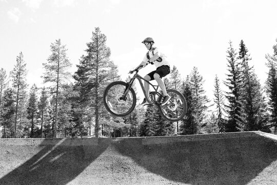 man riding a bike at a bike park pump track in Trysil Norway