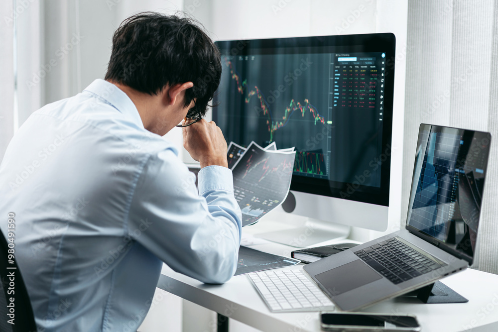 Aufkleber businessman investor working and stress with computer analyzing graph stock market trading planning 