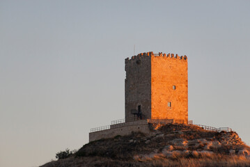 Castillo de Langa de Duero, conocido como «El Cubo», iluminado por la luz cálida del amanecer. Tomada en Langa de Duero, Soria, en septiembre de 2024.