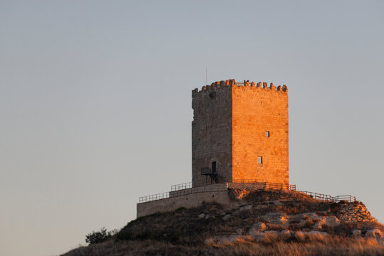 Castillo de Langa de Duero, conocido como &laquo;El Cubo&raquo;, iluminado por la luz c&aacute;lida del amanecer. Tomada en Langa de Duero, Soria, en septiembre de 2024.