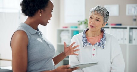 Obraz premium Women, physiotherapist and tablet with patient for healthcare, consultation or medical help at clinic. Female person, orthopedic and senior client with technology for explanation at private practice