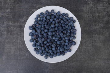 Talerz pięknych soczystych świeżych owoców jagodowych, izolowane borówki amerykańskie  © Paweł Kacperek