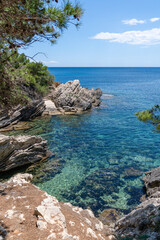 Das blaue Wasser und die Felsen in der Cala Gat Badebucht auf Mallorca Spanien