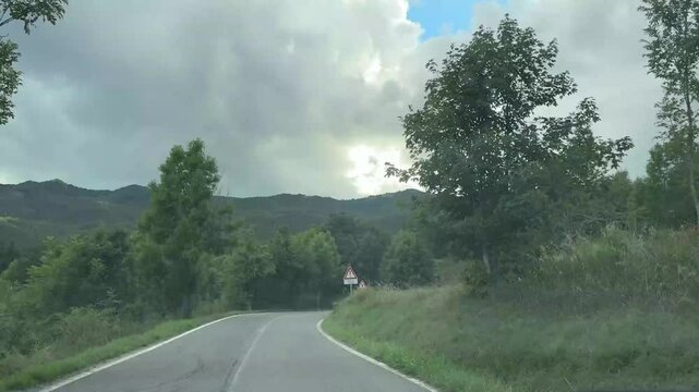 strada di montagna in auto