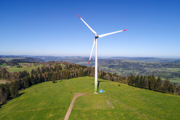 Vue aérienne d'une éolienne avec un beau ciel bleu