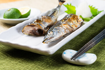 焼いた秋刀魚　食べ物イメージ