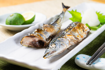 焼いた秋刀魚　食べ物イメージ