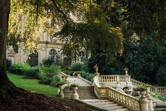 B&acirc;timent luxueux &agrave; Vittel. Immeuble n&eacute;o classique dans une ville thermale. Hotel prestigieux. Mont&eacute;e d'escaliers en pierre. Ambiance romantique dans un parc de verdure