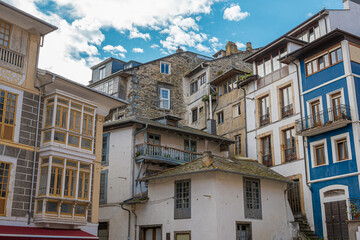 Casas de arquitectura tradicional en la hermosa villa costera de Luarca en el litoral de Asturias, norte de España