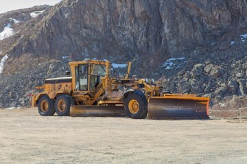 Obraz premium Snow plow parked in spring in storing area waiting for next winter.
