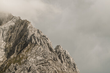 Bergmassiv im Nebel - Nahaufnahme