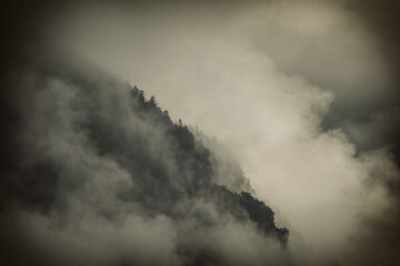 Bergmassiv im Nebel - Nahaufnahme