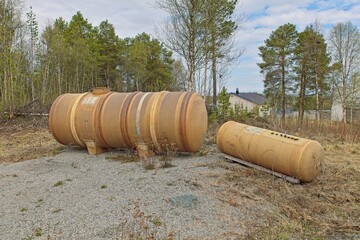 Obraz premium Old used large water containers outdoors.