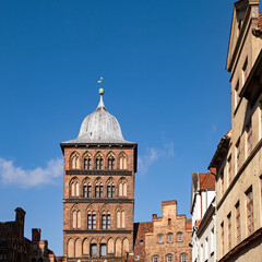 Blick auf das historische Burgtor in der Altstadt von Lübeck, Deutschland