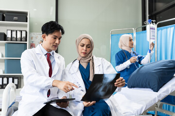 Obraz premium Medical, meeting and laptop for team in office in discussion, brainstorming and planning.