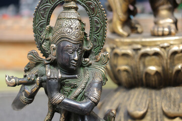 Obraz premium Bronze statue of Lord Krishna with flute.