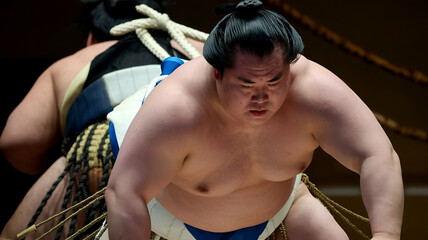 力強い表情と伝統的な姿を捉えた大相撲の迫力あるクローズアップ - 日本文化の象徴である力士の集中力とパワーを表現した商業撮影に最適な画像