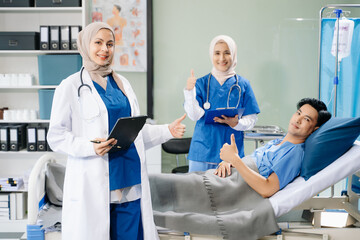 Obraz premium Hospital Ward Female Professional Asian Doctors Talk with a Patient, Give Health Care Advice, Recommend Treatment Plan