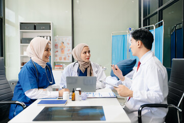 Obraz premium Medical, meeting and laptop for team in discussion, brainstorming and planning. Doctor, nurse on desk