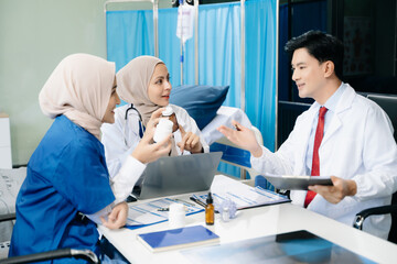 Obraz premium Doctors and nurses working together in a hospital ward, showcasing professionalism, teamwork
