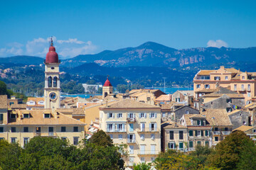 Kerkyra (Corfu) is surrounded by crystal-clear waters and boasts a charming blend of Venetian, French, and British influences, reflected in its elegant architecture and narrow, cobbled streets.