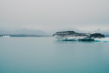 アイスランドのヨークルスアゥルロゥン氷河湖に浮かぶ氷
