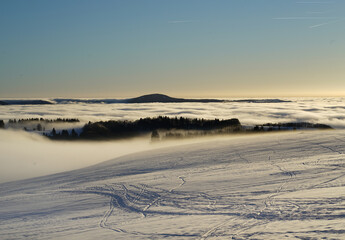 auf der Wasserkuppe, Hessen, Landschaft mit atemberaubendem Abend-Winter in den Bergen. Fantastischer Abend, strahlend im Sonnenlicht. Winterlandschaft, eine Skipiste im Schnee, Gipfel Wasserkuppe