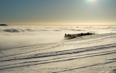 Wasserkuppe, Hessen, Landschaft mit atemberaubendem Abend-Winter in den Bergen. Fantastischer Abend, strahlend im Sonnenlicht. Winterlandschaft, eine Skipiste im Schnee, Gipfel Wasserkuppe