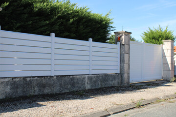 Portail en PVC blanc