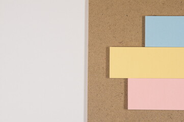 平らな世界に現れた「付箋とMDF（post-it note and MDF）」の立体感