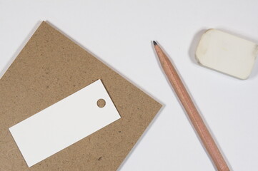 「シンプルで機能的：付箋と消しゴムと鉛筆（post-it notes, an eraser, and a...