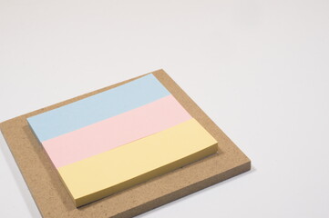 「付箋とMDF（post-it note and MDF）」の色彩豊かな組み合わせ