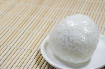 日本の定番！おにぎり（onigiri）一個